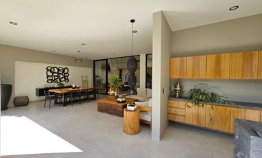 LAS CAÑADAS CASA EN VENTA SEMINUEVA EN COTO LA PRADERA CON ACABADOS DE LUJO