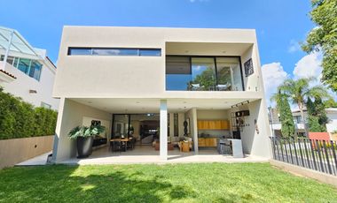 LAS CAÑADAS CASA EN VENTA SEMINUEVA EN COTO LA PRADERA CON ACABADOS DE LUJO