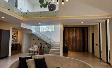 LAS CAÑADAS CASA EN VENTA SEMINUEVA EN COTO LA PRADERA CON ACABADOS DE LUJO