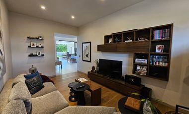 LAS CAÑADAS CASA EN VENTA SEMINUEVA EN COTO LA PRADERA CON ACABADOS DE LUJO