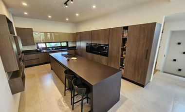 LAS CAÑADAS CASA EN VENTA SEMINUEVA EN COTO LA PRADERA CON ACABADOS DE LUJO