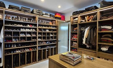 LAS CAÑADAS CASA EN VENTA SEMINUEVA EN COTO LA PRADERA CON ACABADOS DE LUJO