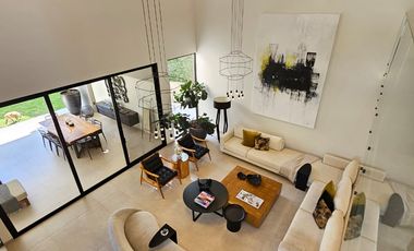 LAS CAÑADAS CASA EN VENTA SEMINUEVA EN COTO LA PRADERA CON ACABADOS DE LUJO