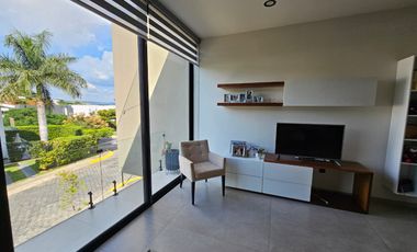 LAS CAÑADAS CASA EN VENTA SEMINUEVA EN COTO LA PRADERA CON ACABADOS DE LUJO