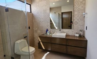 LAS CAÑADAS CASA EN VENTA SEMINUEVA EN COTO LA PRADERA CON ACABADOS DE LUJO