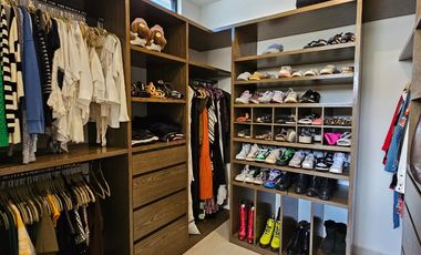 LAS CAÑADAS CASA EN VENTA SEMINUEVA EN COTO LA PRADERA CON ACABADOS DE LUJO