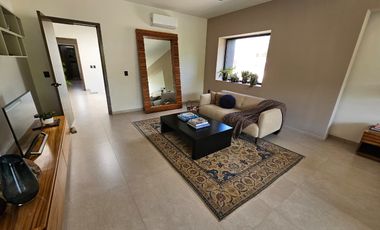 LAS CAÑADAS CASA EN VENTA SEMINUEVA EN COTO LA PRADERA CON ACABADOS DE LUJO