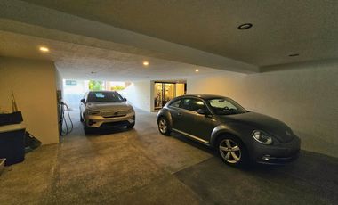 LAS CAÑADAS CASA EN VENTA SEMINUEVA EN COTO LA PRADERA CON ACABADOS DE LUJO