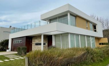 Rumenco, casa 5 ambientes. Dos plantas. Barrio Cerrado.