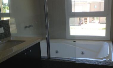 Rumenco, casa 5 ambientes. Dos plantas. Barrio Cerrado.