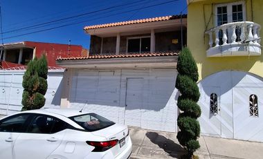 SE VENDE CASA A PIE DE CALLE A SOLO 10 MINUTOS DE PLAZA CENTRO SUR, COL GUADALUPE HIDALGO