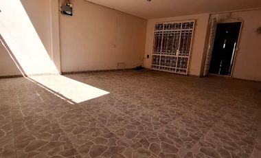 SE VENDE CASA A PIE DE CALLE A SOLO 10 MINUTOS DE PLAZA CENTRO SUR, COL GUADALUPE HIDALGO