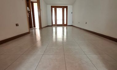 SE VENDE CASA A PIE DE CALLE A SOLO 10 MINUTOS DE PLAZA CENTRO SUR, COL GUADALUPE HIDALGO