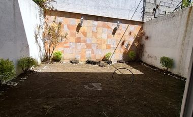 SE VENDE CASA A PIE DE CALLE A SOLO 10 MINUTOS DE PLAZA CENTRO SUR, COL GUADALUPE HIDALGO