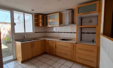 SE VENDE CASA A PIE DE CALLE A SOLO 10 MINUTOS DE PLAZA CENTRO SUR, COL GUADALUPE HIDALGO