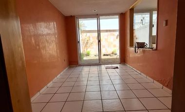 SE VENDE CASA A PIE DE CALLE A SOLO 10 MINUTOS DE PLAZA CENTRO SUR, COL GUADALUPE HIDALGO