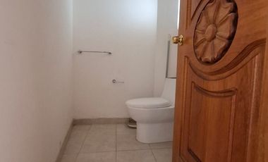 SE VENDE CASA A PIE DE CALLE A SOLO 10 MINUTOS DE PLAZA CENTRO SUR, COL GUADALUPE HIDALGO