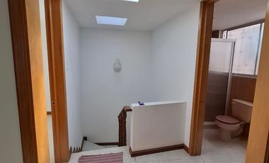SE VENDE CASA A PIE DE CALLE A SOLO 10 MINUTOS DE PLAZA CENTRO SUR, COL GUADALUPE HIDALGO