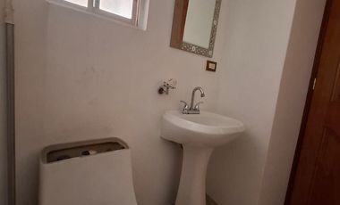 SE VENDE CASA A PIE DE CALLE A SOLO 10 MINUTOS DE PLAZA CENTRO SUR, COL GUADALUPE HIDALGO