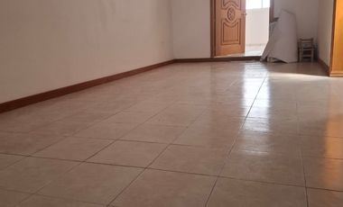 SE VENDE CASA A PIE DE CALLE A SOLO 10 MINUTOS DE PLAZA CENTRO SUR, COL GUADALUPE HIDALGO