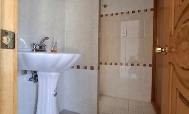 SE VENDE CASA A PIE DE CALLE A SOLO 10 MINUTOS DE PLAZA CENTRO SUR, COL GUADALUPE HIDALGO