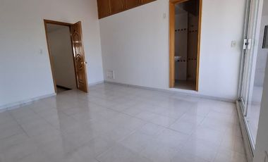 SE VENDE CASA A PIE DE CALLE A SOLO 10 MINUTOS DE PLAZA CENTRO SUR, COL GUADALUPE HIDALGO