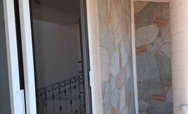 SE VENDE CASA A PIE DE CALLE A SOLO 10 MINUTOS DE PLAZA CENTRO SUR, COL GUADALUPE HIDALGO