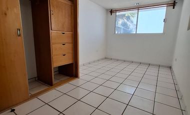 SE VENDE CASA A PIE DE CALLE A SOLO 10 MINUTOS DE PLAZA CENTRO SUR, COL GUADALUPE HIDALGO