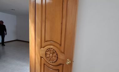 SE VENDE CASA A PIE DE CALLE A SOLO 10 MINUTOS DE PLAZA CENTRO SUR, COL GUADALUPE HIDALGO