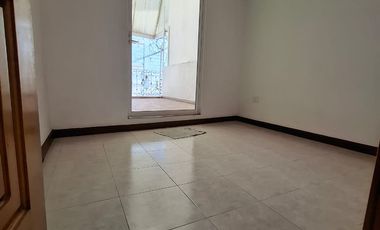 SE VENDE CASA A PIE DE CALLE A SOLO 10 MINUTOS DE PLAZA CENTRO SUR, COL GUADALUPE HIDALGO