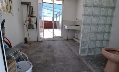 SE VENDE CASA A PIE DE CALLE A SOLO 10 MINUTOS DE PLAZA CENTRO SUR, COL GUADALUPE HIDALGO