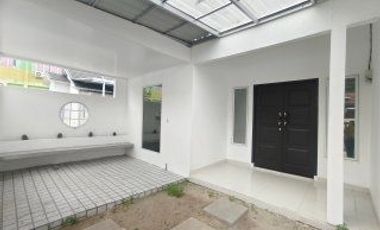 Rumah baru 2lt Semi Furnished murah, siap huni lokasi Tengku Bey / Simpang tiga Pekanbaru