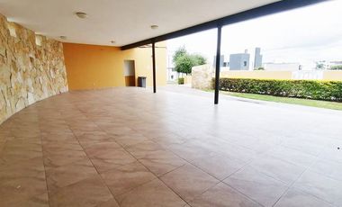 CASA SEMINUEVA AMPLIA Y LUJOSA EN RENTA CON RECÁMARA EN PB EN ZEN LIFE I CERCA DEL HEB EL MIRADOR QUERÉTARO