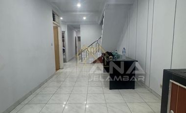 ANA RUMAH RAPI UK 6X15M DI KOMPLEK KAVLING POLRI JELAMBAR