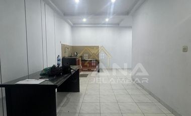 ANA RUMAH RAPI UK 6X15M DI KOMPLEK KAVLING POLRI JELAMBAR