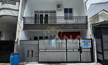 ANA RUMAH RAPI UK 6X15M DI KOMPLEK KAVLING POLRI JELAMBAR