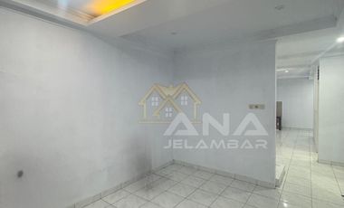 ANA RUMAH RAPI UK 6X15M DI KOMPLEK KAVLING POLRI JELAMBAR