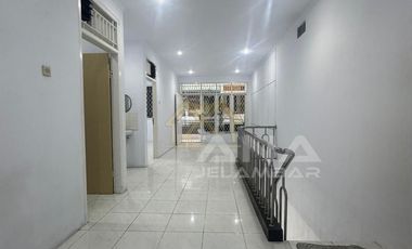 ANA RUMAH RAPI UK 6X15M DI KOMPLEK KAVLING POLRI JELAMBAR