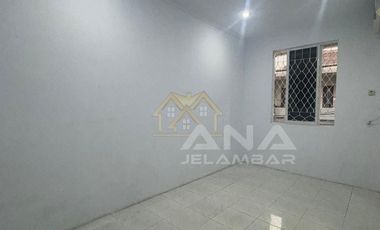 ANA RUMAH RAPI UK 6X15M DI KOMPLEK KAVLING POLRI JELAMBAR