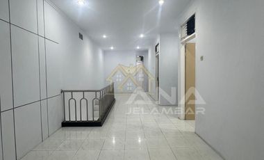 ANA RUMAH RAPI UK 6X15M DI KOMPLEK KAVLING POLRI JELAMBAR