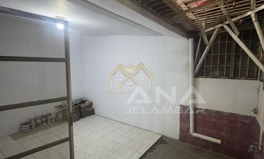 ANA RUMAH RAPI UK 6X15M DI KOMPLEK KAVLING POLRI JELAMBAR