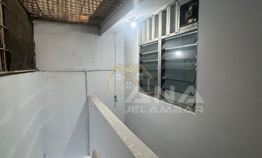 ANA RUMAH RAPI UK 6X15M DI KOMPLEK KAVLING POLRI JELAMBAR