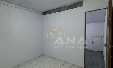 ANA RUMAH RAPI UK 6X15M DI KOMPLEK KAVLING POLRI JELAMBAR
