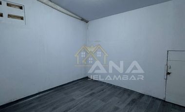 ANA RUMAH RAPI UK 6X15M DI KOMPLEK KAVLING POLRI JELAMBAR