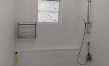 Hadap TIMUR Rumah disewakan di Greenlake City cluster Amerika