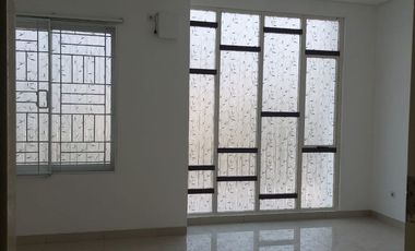 Hadap TIMUR Rumah disewakan di Greenlake City cluster Amerika