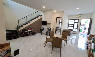 Disewakan Rumah Bagus 2Lt dan LB140m di Villa Melati Mas Serpong TangSel, KD25102102