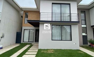 VENTA CASA EN URB. ARBOLEIA