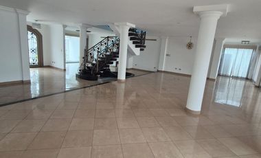 Casa en Alquiler en Samborondon, 5 Habitaciones, 5 Baños, Patio, Piscina,  Seguridad,  Parqueo, Primeros Kilómetros Samborondon.