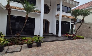 Casa en Alquiler en Samborondon, 5 Habitaciones, 5 Baños, Patio, Piscina,  Seguridad,  Parqueo, Primeros Kilómetros Samborondon.